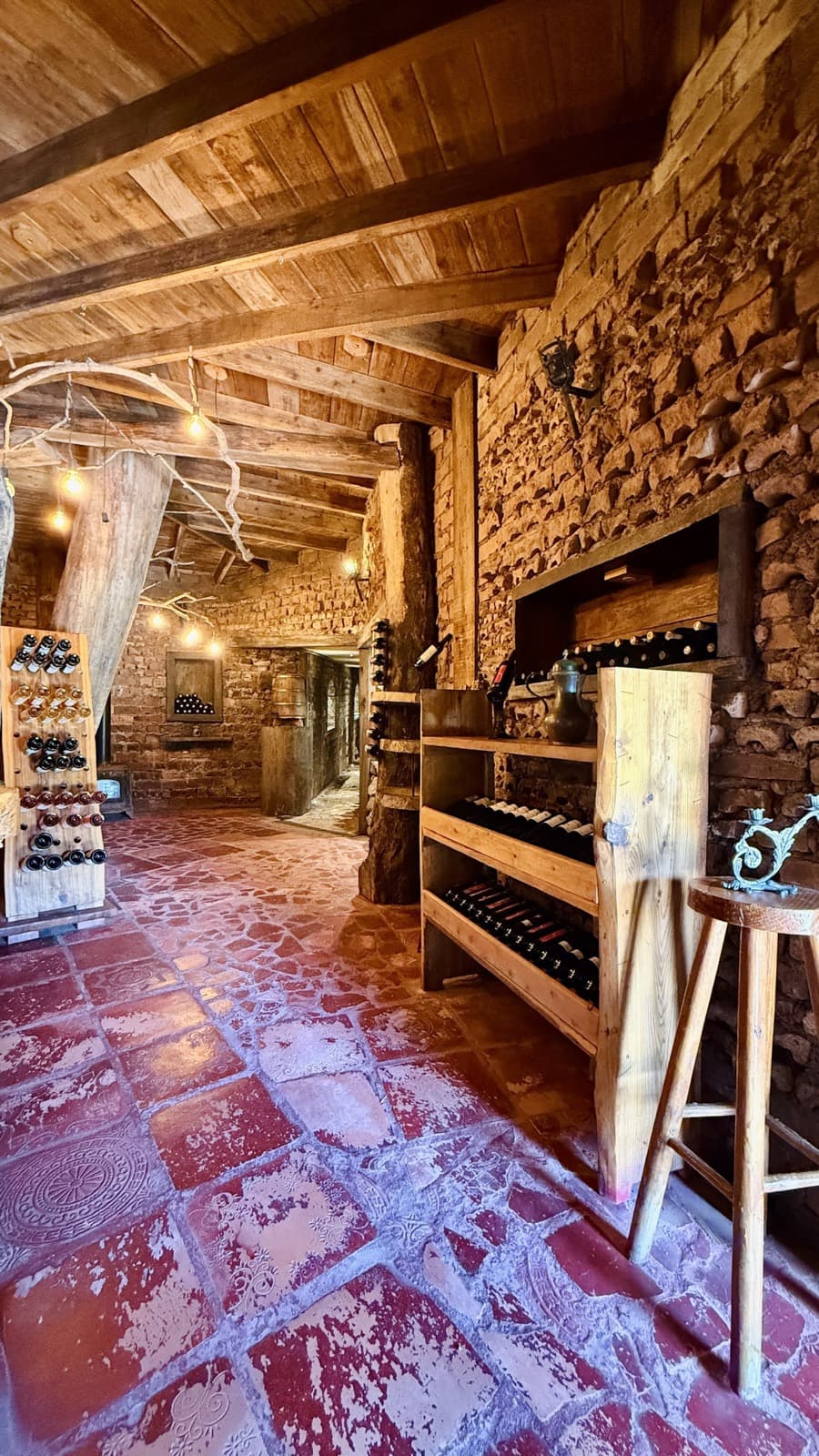 Interior da adega escavada na rocha, à meia-luz